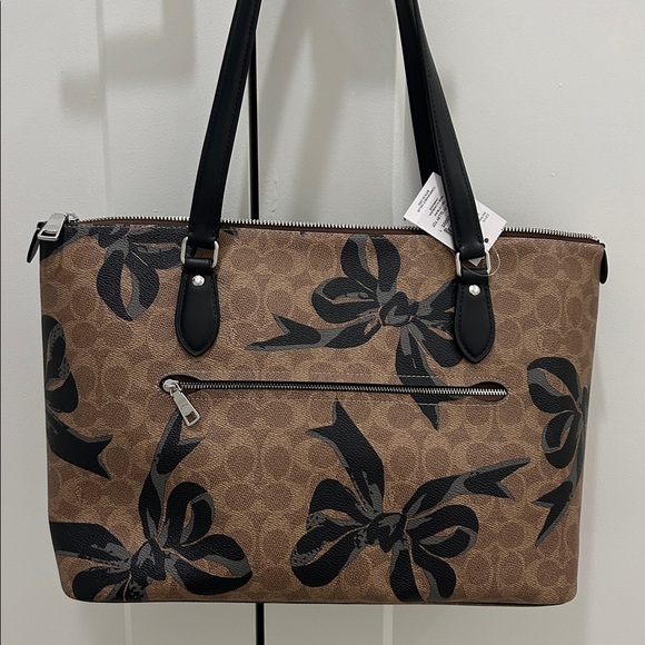 Coach (NWT) Gallery Tote Bag in Signature Canvas with Bow Print - Picture 8 of 14